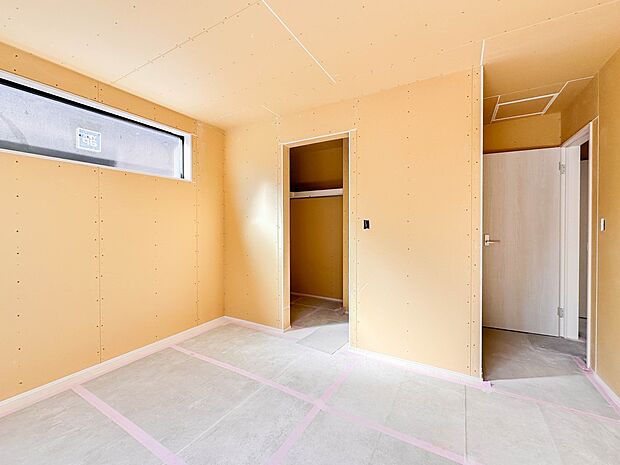 【寝室】シンプルな内装はおしゃれのポイントです。シンプルは華美より飽きがこないからです。色や模様でおしゃれ感をだす。それがシンプルイズビューティーです。