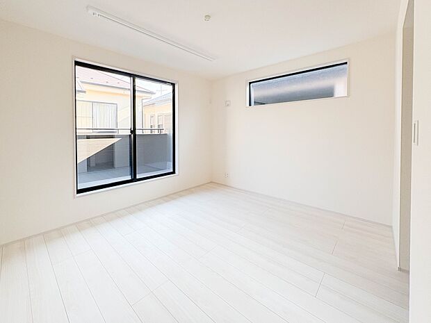 【子供部屋】お子様のお部屋にぴったりなクロークを備えたフローリング仕様の洋室です。