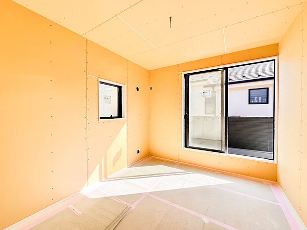 【洋室】お子様のお部屋にぴったりなクロークを備えたフローリング仕様の洋室です。