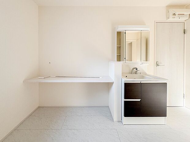 【洗面台】 十分な大きさの洗面台は、身だしなみチェックや歯磨きなど、朝の慌ただしい時間でもホテルライクなスペースで余裕とゆとりを感じて頂けます。