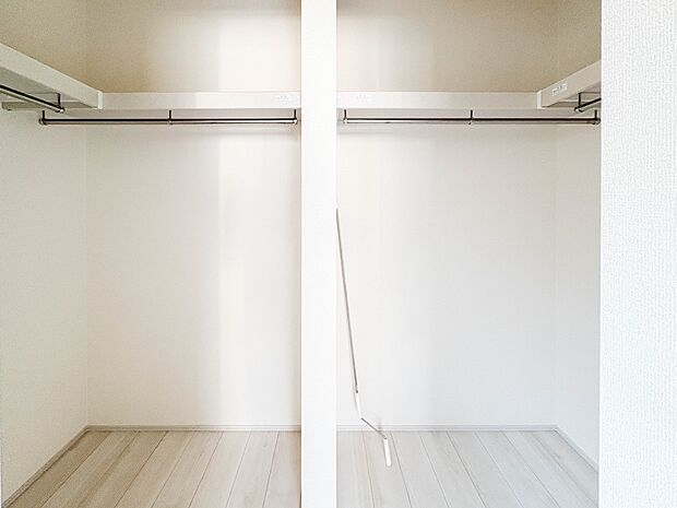 【WIC(ウォークインクローゼット)】 たくさんの洋服をかけてもシワになりにくいウォークインクローゼット。洋服以外にも、普段使わない家電やスーツケース、ストック品など何でも片付く嬉しい空間…