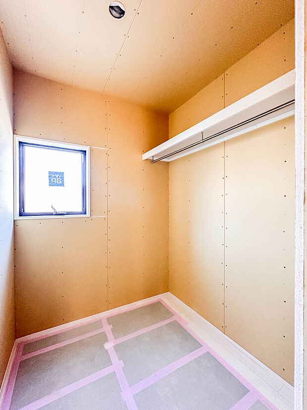 【WIC（ウォークインクローゼット）】何より、中に入れば全ての服が見てわかるので選択しやすいんです。朝の忙しいときなど便利だな〜と思いますよ。一つのスペースで済むって所がいいんですよね。