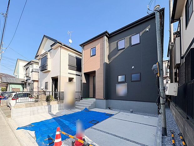 【前面道路】家の前をまっすぐの通りが走っている。クルマは少なく、人々は毎朝、ウォーキング、ジョギング、犬の散歩など、フリーな朝時間を過ごしている。