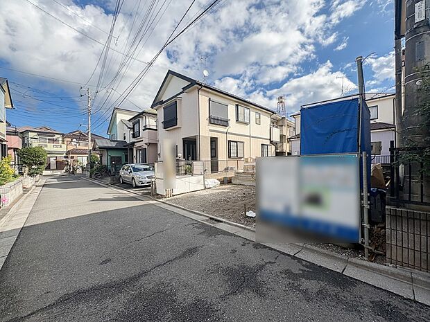 【前面道路】家の前をまっすぐの通りが走っている。クルマは少なく、人々は毎朝、ウォーキング、ジョギング、犬の散歩など、フリーな朝時間を過ごしている。