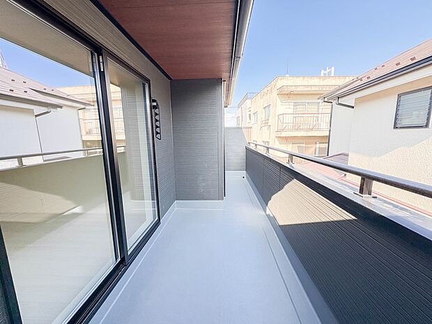 【バルコニー】  バルコニーから差し込む陽光・通風は、住環境・快適性と共に有り続ける貴重な「財産」です。