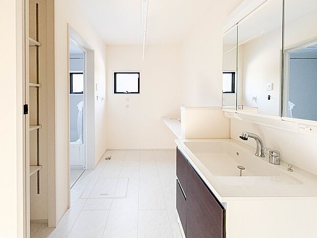 【脱衣所】洗面所は小さなプライベートスペース。歯磨き、洗顔と毎日施す個人空間。