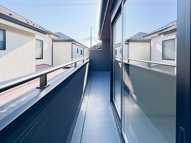 【眺望】朝の澄んだ空気や、夕方に吹く清々しい風を五感で感じられるバルコニー。