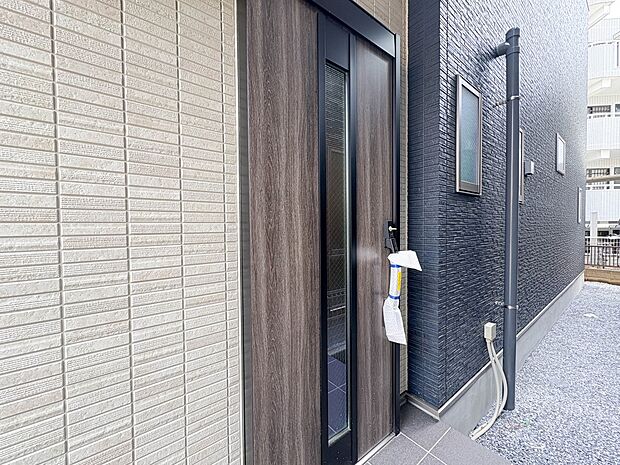 【玄関】玄関はおうちの顔と言われます。玄関アプローチは、外観デザインの印象を左右します。ご家族の個性を出しながら、素敵な玄関でお客様をお迎えしてください。