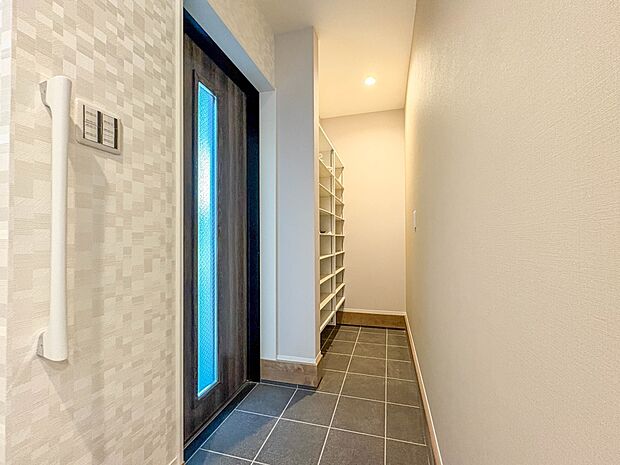 1号棟【玄関】玄関はおうちの顔と言われます。玄関アプローチは、外観デザインの印象を左右します。ご家族の個性を出しながら、素敵な玄関でお客様をお迎えしてください。