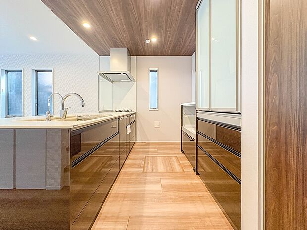 1号棟【キッチン】ナチュラルな自然光の中での調理。会話が弾む対面型キッチン。お洒落な食器類を余裕で収納できるスペース。動きやすい女性目線のキッチン動線。これからはお料理をつくる時間が劇的に変…