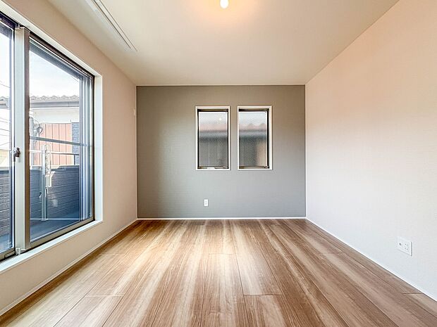 1号棟【洋室7帖】シンプルな内装はおしゃれのポイントです。シンプルは華美より飽きがこないからです。色や模様でおしゃれ感をだす。それがシンプルイズビューティーです。