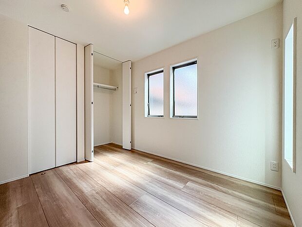 1号棟【洋室5.2帖】お子様のお部屋にぴったりなクロークを備えたフローリング仕様の洋室です。