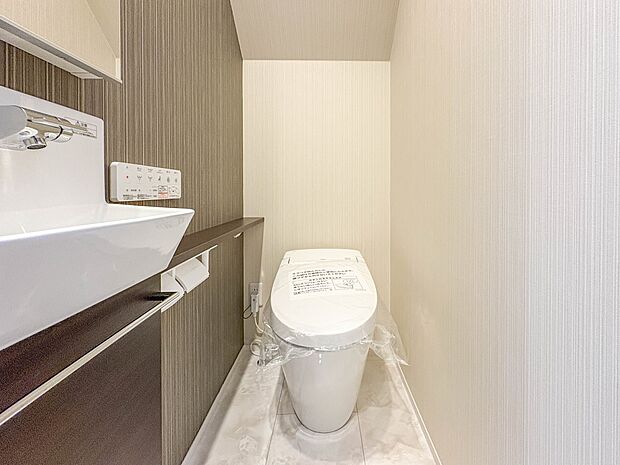 1号棟【トイレ】トイレ・ウォシュレット付。快適で衛生的な洗浄機能付温水シャワートイレです。