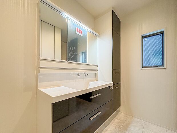 1号棟【洗面台】大きく見やすい三面鏡で清潔感ある洗面台は、身だしなみチェックや肌のお手入れに最適です。何かと物が増える場所だからこそ、スッキリと見映えの良い空間に拵えました。