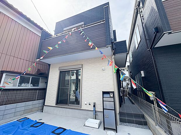 1号棟【現地外観】こちらの物件に少しでもご興味がありましたら、お気軽にお電話下さい。ネット上で「見えない物」「わからない事」でも、実際にご見学いただくことで、手に取るようにおわかりいただける…