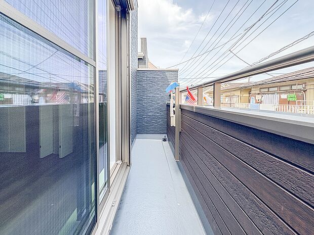 1号棟【バルコニー】  バルコニーから差し込む陽光・通風は、住環境・快適性と共に有り続ける貴重な「財産」です。