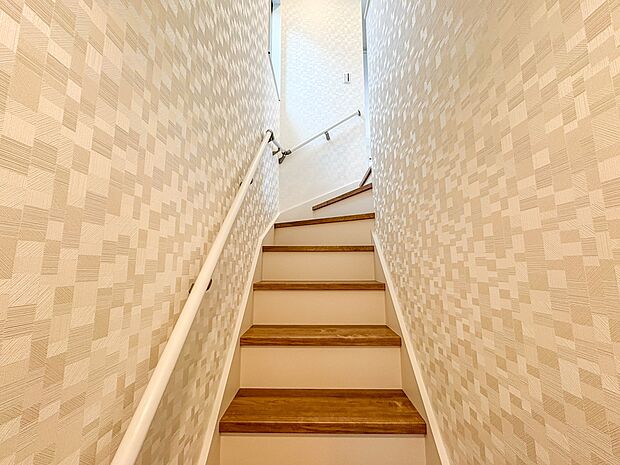 【手すり付き階段】手すりがないと階段の昇り降りで危険なことはもちろん、壁に手をつきながら歩くことで壁紙が汚れやすくなります。すべての方に快適に昇り降りしていただくため、手すりを設置しました。…