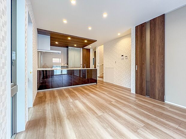 1号棟【LDK18.1帖】会話でホッとコミュニケーションできるリビング。料理でホッとハピネスになるキッチンなど。人をホッとさせる最新設備・仕様を採用しています。