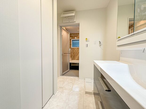 1号棟【脱衣所】洗面所は小さなプライベートスペース。歯磨き、洗顔と毎日施す個人空間。