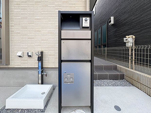 【郵便受け】録画機能を備えたカラーモニターと郵便受けの門柱