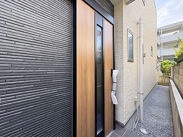 2号棟【玄関】玄関へ向かうまでのアプローチに漂う上質が期待感をもたせます。玄関は建物の顔。落着きを醸し出した自己主張が心に訴えてきます。