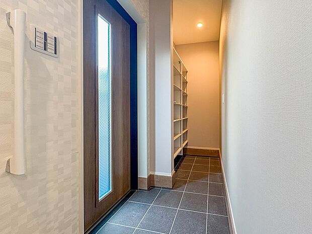 2号棟【玄関】スタイリッシュかつ品のある玄関。晴れの日も、雨の日も、風の日も、ご家族やお客さまを安心して迎えます。