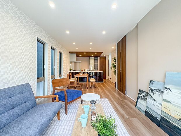 2号棟【LDK18.1帖】うららかな陽射しがどのお部屋にも降り注ぎますように、快適さを追求した間取設計。得難い立地環境での生活を恵みの豊かな永住の地へと変えてくれます。