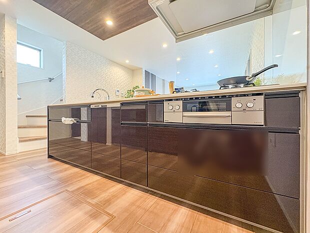 2号棟【キッチン】ナチュラルな自然光の中での調理。お洒落な食器類を余裕で収納できるスペース。動きやすい女性目線のキッチン動線。これからはお料理をつくる時間が劇的に変わります。