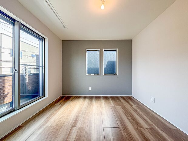 2号棟【洋室7帖】シンプルな内装はおしゃれのポイントです。シンプルは華美より飽きがこないからです。色や模様でおしゃれ感をだす。それがシンプルイズビューティーです。