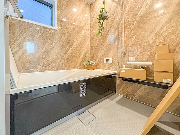 2号棟【浴室】 きっとあなたのバスタイムも単なる習慣から特別な時間に変わるはず。一日の汚れとともに疲れを洗い流し、眠りに就く前の大事なリラックスタイムを演出。