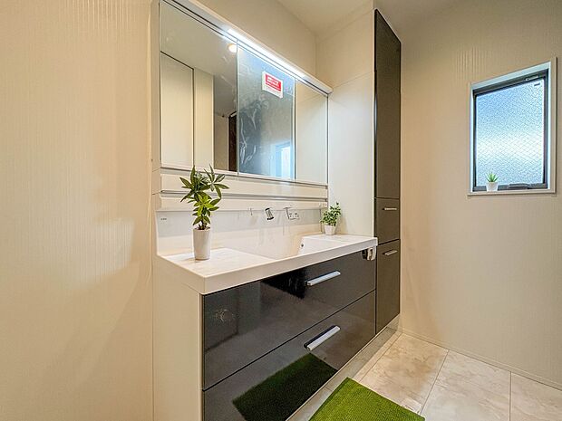 2号棟【三面鏡洗面化粧台】  ミラーを手前に引けば、楽な姿勢で髭剃りやメイクができます。合わせ鏡にすればヘアスタイルのチェックもラクラク。