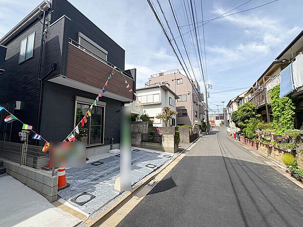 2号棟【前面道路4.6ｍ】家の前をまっすぐの通りが走っている。クルマは少なく、人々は毎朝、ウォーキング、ジョギング、犬の散歩など、フリーな朝時間を過ごしている。