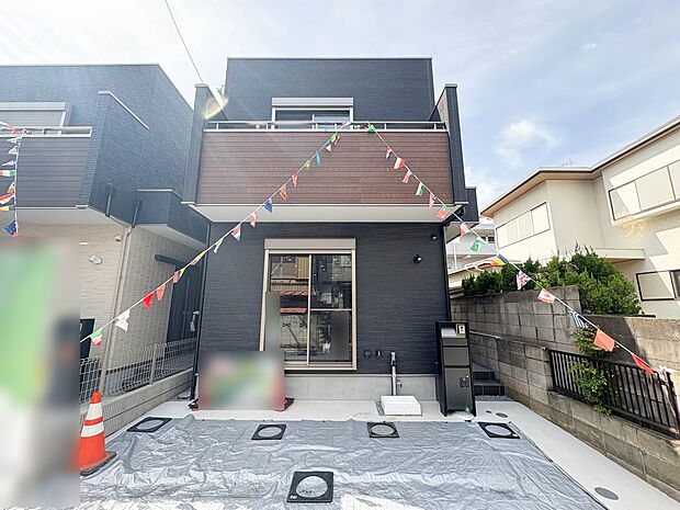 2号棟【現地外観】堂々たる趣ながら、主張し過ぎずどこか余裕を感じさせるシャープなフォルムで佇む邸宅は、晴天の空と照らし合わせる事で、本来あるべき完成形の姿を見せてくれます。