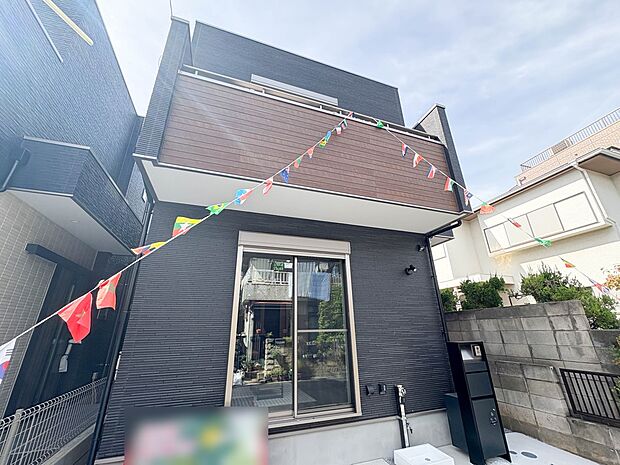 2号棟【現地外観】こちらの物件に少しでもご興味がありましたら、お気軽にお電話下さい。ネット上で「見えない物」「わからない事」でも、実際にご見学いただくことで、手に取るようにおわかりいただける…