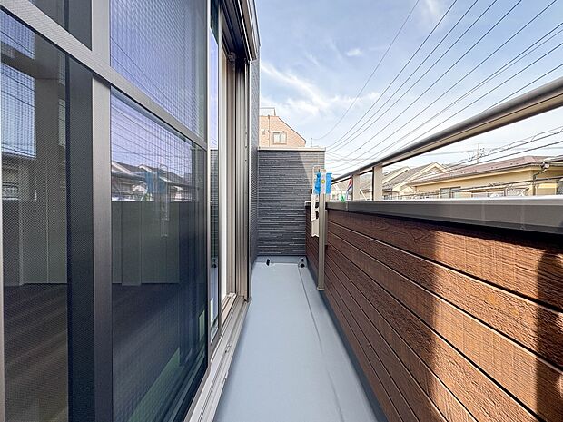 2号棟【バルコニー】  バルコニーから差し込む陽光・通風は、住環境・快適性と共に有り続ける貴重な「財産」です。