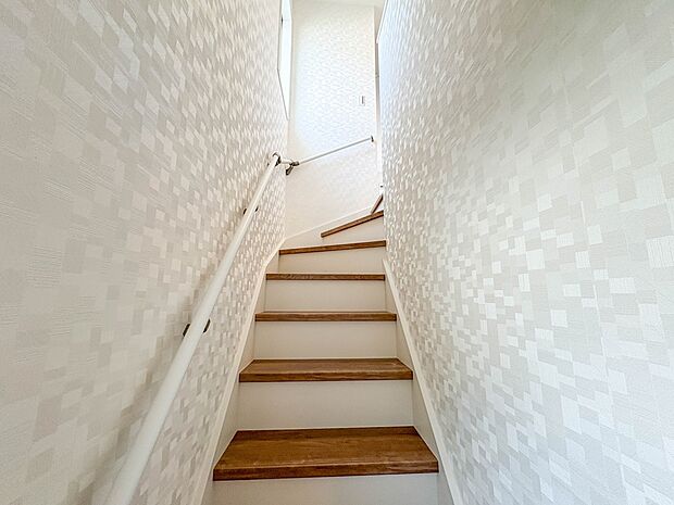 2号棟【手すり付き階段】手すりがないと階段の昇り降りで危険なことはもちろん、壁に手をつきながら歩くことで壁紙が汚れやすくなります。すべての方に快適に昇り降りしていただくため、手すりを設置しま…