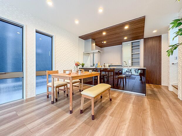 2号棟【LDK18.1帖】広々としたリビングダイニング。ゆったりとしたキッチン。生活動線をLDK に集中させ、ご家族が過ごしやすい空間設計にしました。