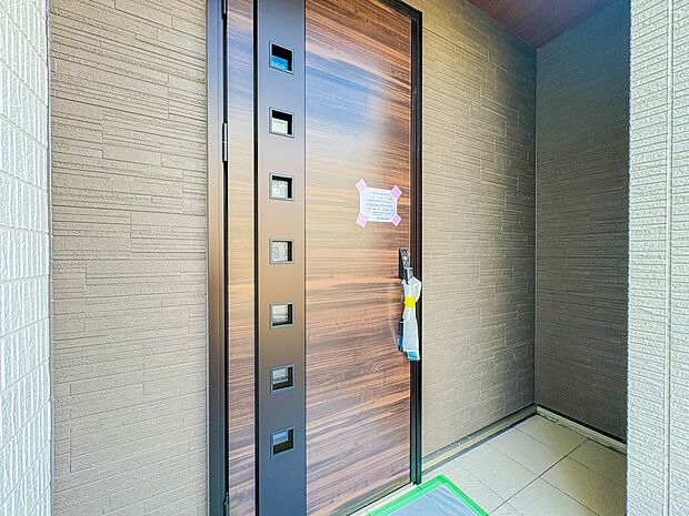 【玄関】家の顔となる玄関は、高いデザイン性が求められます。高級感と断熱性、防犯性に優れた玄関ドアを標準装備。ピッキング対策のセキュリティサムターン等、防犯に考慮しました。