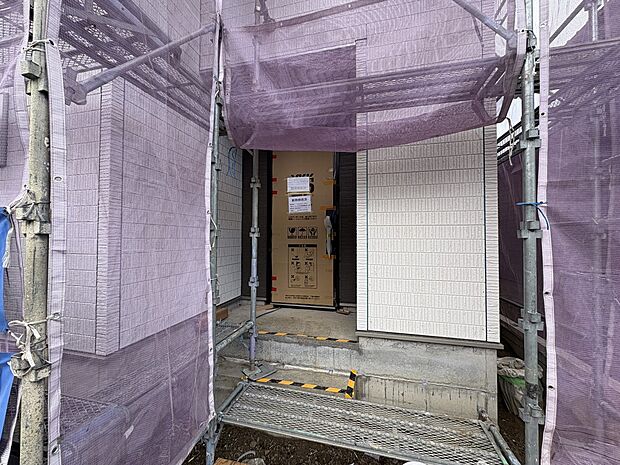 【玄関】家の顔となる玄関は、高いデザイン性が求められます。高級感と断熱性、防犯性に優れた玄関ドアを標準装備。ピッキング対策のセキュリティサムターン等、防犯に考慮しました。