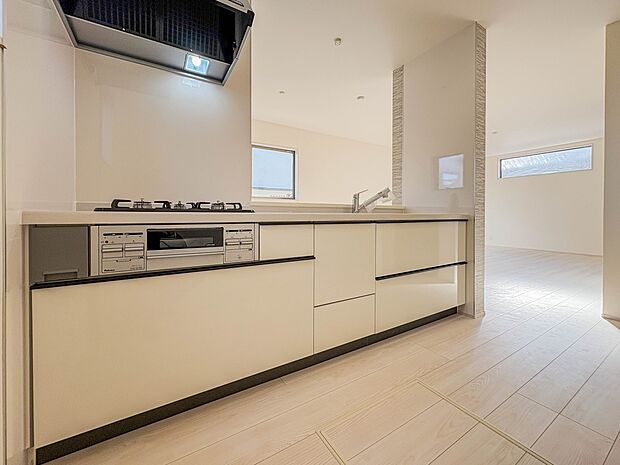 【キッチン】ナチュラルな自然光の中での調理。会話が弾む対面型キッチン。お洒落な食器類を余裕で収納できるスペース。動きやすい女性目線のキッチン動線。これからはお料理をつくる時間が劇的に変わりま…