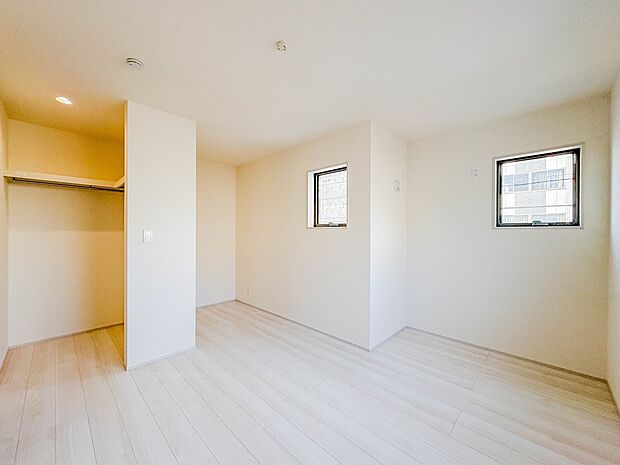 【寝室7.3帖】ンプルな内装はおしゃれのポイントです。シンプルは華美より飽きがこないからです。色や模様でおしゃれ感をだす。それがシンプルイズビューティーです。