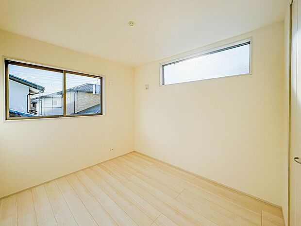 【子供部屋5.3帖】お子様のお部屋にぴったりなクロークを備えたフローリング仕様の洋室です。