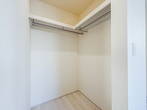 【WIC(ウォークインクローゼット)】 たくさんの洋服をかけてもシワになりにくいウォークインクローゼット。洋服以外にも、普段使わない家電やスーツケース、ストック品など何でも片付く嬉しい空間…