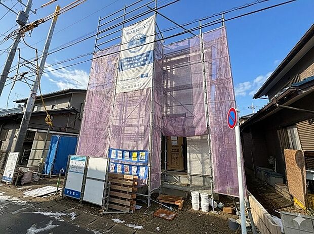 【現地外観】家族の温かさと陽光の暖かさ、楽しい毎日と明るい未来を予感させる「空間が織り成すひとつ先の住み心地」を演出します。