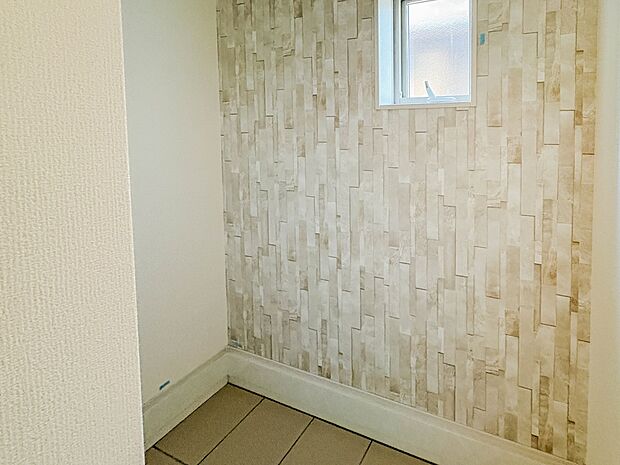 【シューズクローク(玄関収納)】シューズだけでなくコートやバッグを置いておけば、朝バタバタと物を探し回ることがなくなります。特に持っていく物が多いキッズスペースが玄関にあるととても便利。