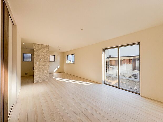 【LDK20帖】シンプルなデザインの家は風情がある。住む人のこだわりを感じる。外観も内装もいたってシンプル。居心地がよく、家事や趣味、子育てなどにも集中できる。家も人間も熟成するほどシンプル…