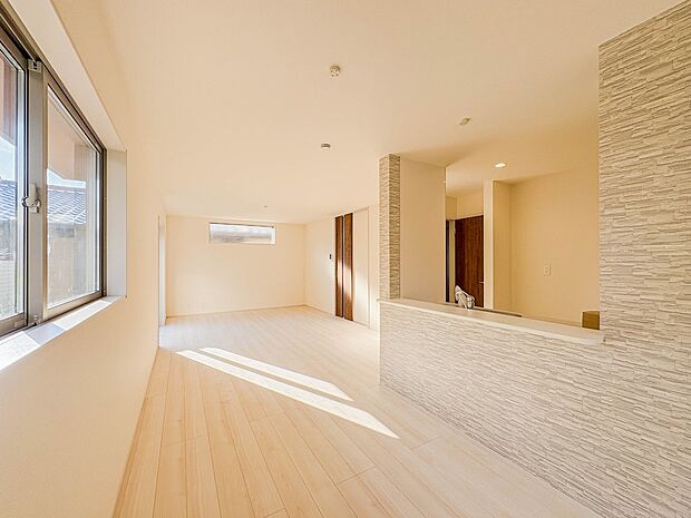 【LDK20帖】忙しい朝でも家族揃って食事をしたいゆとりあるダイニングスペース。