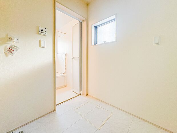 【脱衣所】洗面所は小さなプライベートスペース。歯磨き、洗顔と毎日施す個人空間。