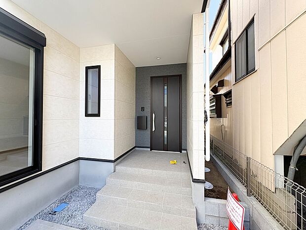 【玄関】家の顔となる玄関は、高いデザイン性が求められます。高級感と断熱性、防犯性に優れた玄関ドアを標準装備。ピッキング対策のセキュリティサムターン等、防犯に考慮しました。