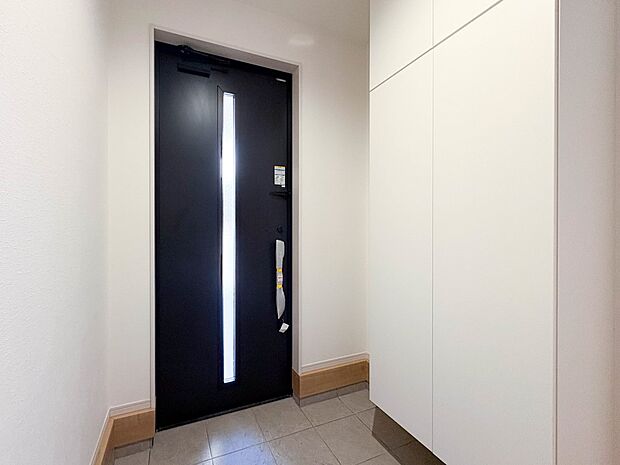 【玄関】玄関はおうちの顔と言われます。玄関アプローチは、外観デザインの印象を左右します。ご家族の個性を出しながら、素敵な玄関でお客様をお迎えしてください。